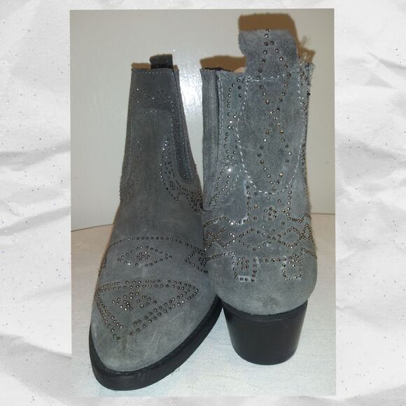 TR Very Volatile Suede embellished - NWOB - Picture 1 of 8